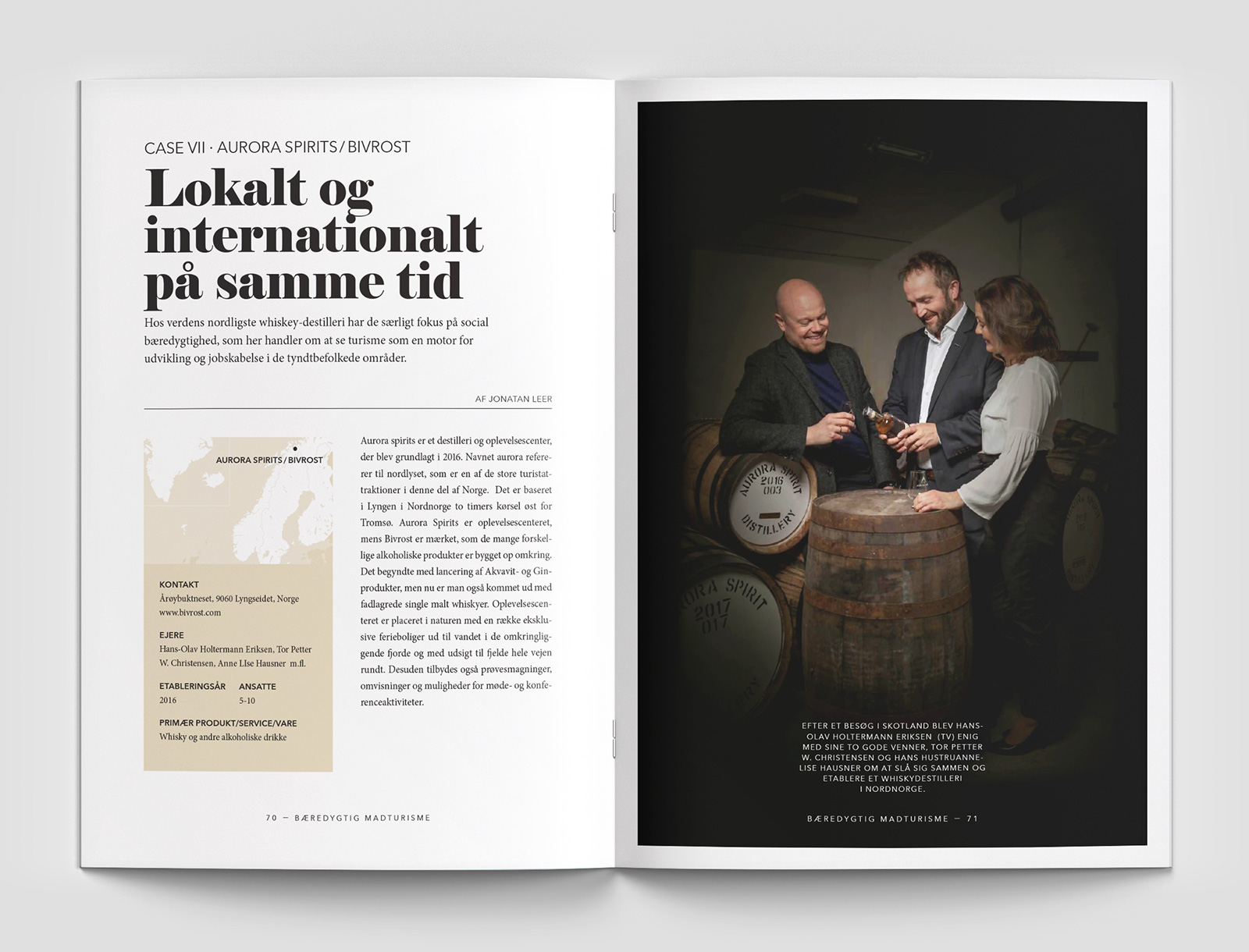 Layout af opslag fra madturisme publikation. Opslaget har titlen 'Lokalt og internationalt på samme tid' og indeholder et stort foto af whiskeysmagning i en kælder med trætønder.
