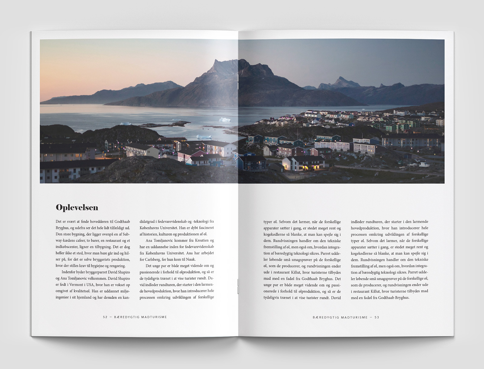 Layout af opslag fra madturisme publikation. Opslaget har et stort billede som spænder over begge sider og forestiller en fjord med en lille bygd i Grønland.